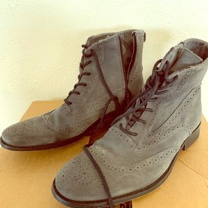 Men’s vintage style  wing tip suede boots